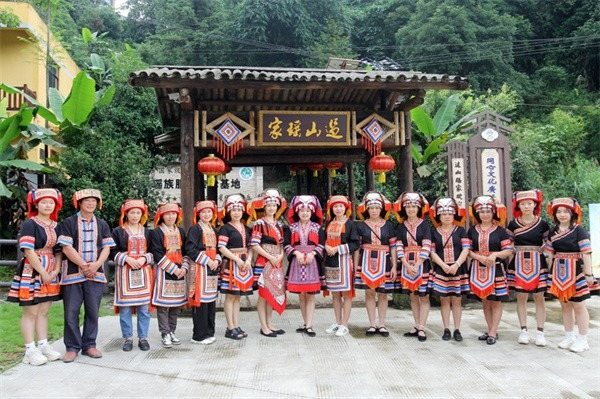 李素芳團隊堅持“前店後村”模式傳承非遺項目