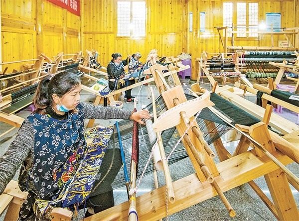 秀山土家族苗族自治縣清溪場鎮大寨村，土家織錦非遺工坊內，繡娘正在加緊生產土家織錦。